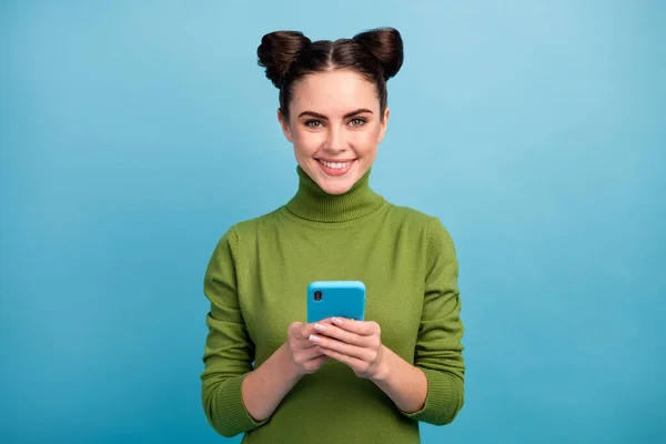 Фотографія привабливої дівчини-підлітка, що переглядає телефон, читає блог позитивні коментарі залежного користувача цифровий одяг теплий зелений пуловер черепашки ізольований синій колір фону — стокове фото