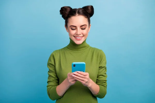 Фото привлекательной девушки-подростка чата просматривая телефон читать комментарии в блоге зависимый пользователь смартфона носить теплый зеленый свитер водолазка изолированный синий цвет фона — стоковое фото