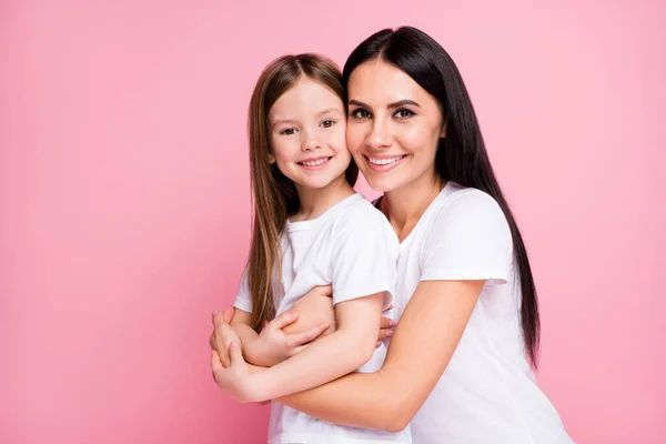 Close-up retrato de dois agradável atraente adorável perfeito ideal doce bonito alegre adotado adoptivo irmã de cabelos longos abraçando abraçando educação isolado cor pastel rosa fundo — Fotografia de Stock