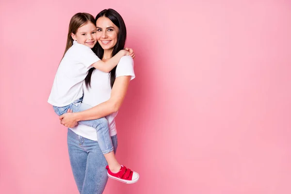 아름다운 젊은 어머니가 팔을 들고 기분좋은 친구들을 껴안고 있는 두 여인의 사진 . 사랑 스러운 감정들은 격리되어 있는 파스텔 핑크 색 배경을 입고 있다. — 스톡 사진
