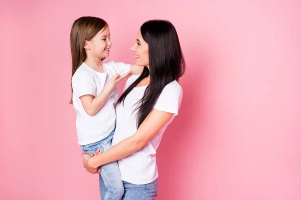 Porträtt av två trevliga attraktiva söt söt söt försiktig glada glada vänliga systrar mamma bär dotter talar kontakt växer upp isolerad över rosa pastell färg bakgrund — Stockfoto