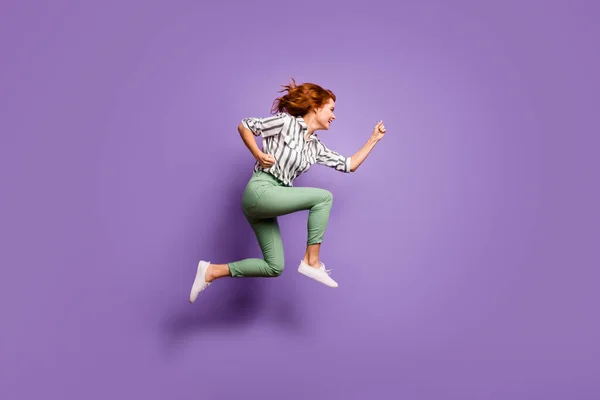 Foto lateral de perfil de longitud completa de divertida mujer alegre salto carrera prisa espacio de copia después de descuento desgaste buen traje de aspecto aislado sobre fondo de color violeta —  Fotos de Stock
