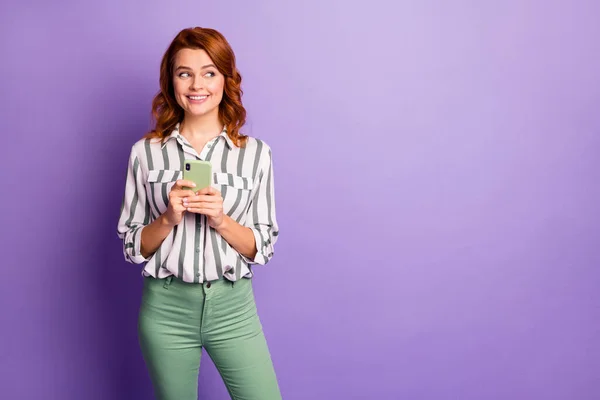 Retrato de bonito doce mulher astúcia positiva usar celular post mídia social notícias olhar espaço cópia desgaste roupas modernas isoladas sobre cor roxa fundo — Fotografia de Stock