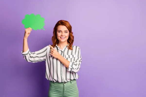 Retrato de mujer alegre positiva mantenga tarjeta de papel dedo índice de punto de burbuja indican sus pensamientos elección información usar ropa elegante aislado sobre fondo de color violeta —  Fotos de Stock