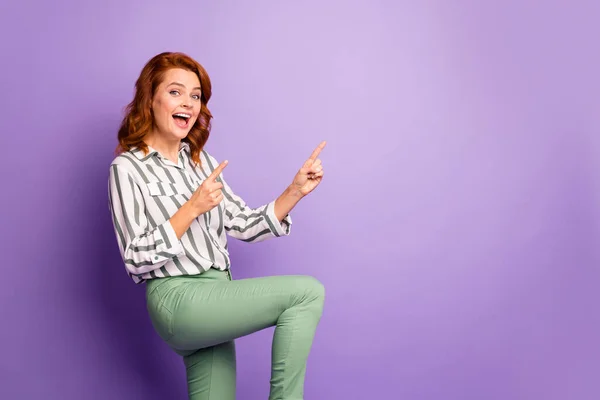 Portrait of excited woman point index finger copy space menyarankan pilih adverts promo merekomendasikan diskon penjualan mengenakan pakaian hijau putih yang terisolasi di atas latar belakang warna ungu — Stok Foto