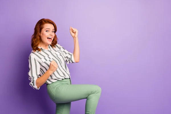 Retrato de mulher animada levantar punhos gritar sim comemorar sua vitória desgaste roupas elegantes isolado sobre cor roxa fundo — Fotografia de Stock