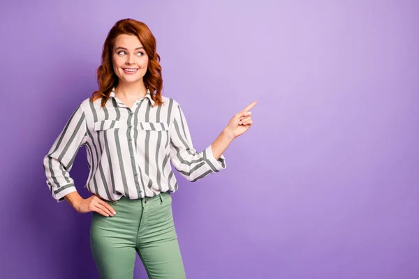 Atención promo. Positivo alegre mujer de negocios dedo índice copyspace recomiendan anuncios usan traje moderno aislado sobre fondo de color púrpura —  Fotos de Stock