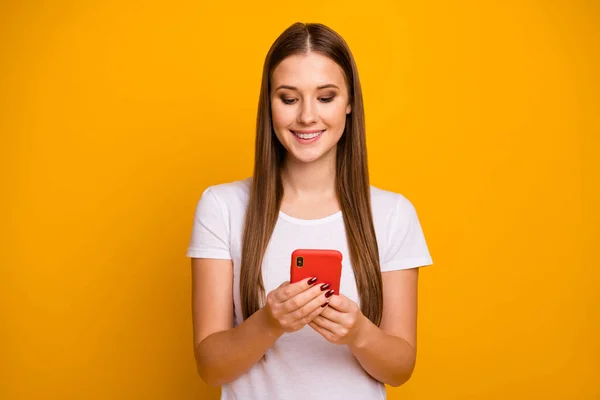 Muotokuva positiivinen iloinen tyttö käyttää älypuhelinta lue haku sosiaalinen verkosto uutuus kulumista tyyli tyylikäs hyvän ilmeen vaatteita eristetty yli kirkas kiilto väri tausta — kuvapankkivalokuva