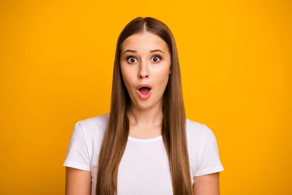 De cerca la foto de la chica asombrada se ven bien increíbles rumores chismes secretos impresionados grito desgaste traje moderno aislado sobre fondo de color vibrante — Foto de Stock