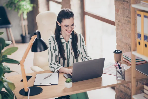 Topo acima de ângulo alto vista foto de chefe concentrado positivo assistente chefe menina trabalho laptop ler start-up desenvolvimento estratégia de lucro apresentação sentar mesa na empresa de escritório moderno — Fotografia de Stock