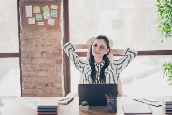 Retrato de ella ella agradable atractivo intelectual alegre chica soñadora especialista tiburón experto sentado en la silla en el moderno loft de ladrillo industrial interior estilo lugar de trabajo estación en el interior — Foto de Stock