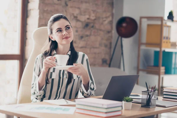 Portrait von ihr sie schön attraktiv smart klug verträumt fröhlich Mädchen Specialist Executive Director genießen Espresso in modernen Backstein Loft Industrial Interior Stil Arbeitsplatz Station — Stockfoto