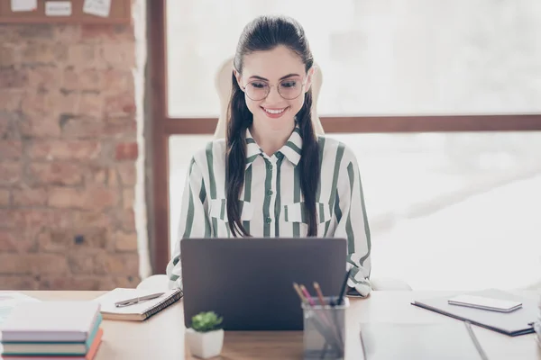 긍정적 인 기업 대표 여학생 이 노트북을 사용하여 이윤을 얻기 위한 스타트업 훈련 과정 혁신을 보고 있는 모습, 그는 사무실에서 흰 줄무늬 셔츠를 입고 있다. — 스톡 사진