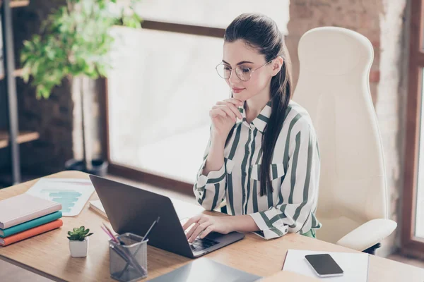 Retrato de foco inteligente start-up especialista menina sentar mesa trabalho laptop ler colegas de trabalho relatório seminário oficina relógio no local de trabalho — Fotografia de Stock