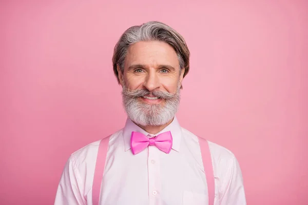 Крупным планом его красивый привлекательный ухоженный веселый веселый седой зрелый мужчина в праздничной белой рубашке, изолированной на розовом пастельном фоне — стоковое фото