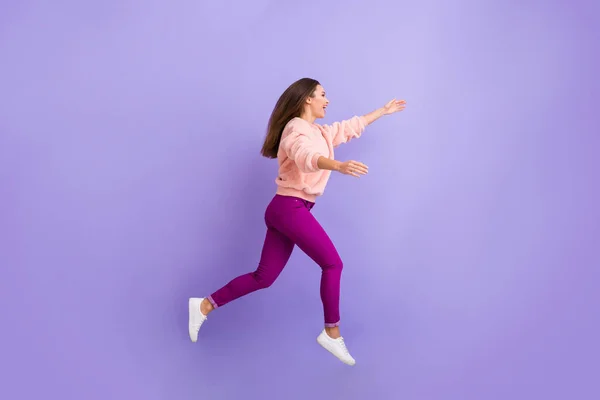 Full Size Profilfoto von fröhlichen Dame springen hohe rauschende Freunde Treffen Treffen wollen viele Umarmungen tragen lässig warm flauschigen Pullover Hose Schuhe isoliert lila Farbe Hintergrund — Stockfoto