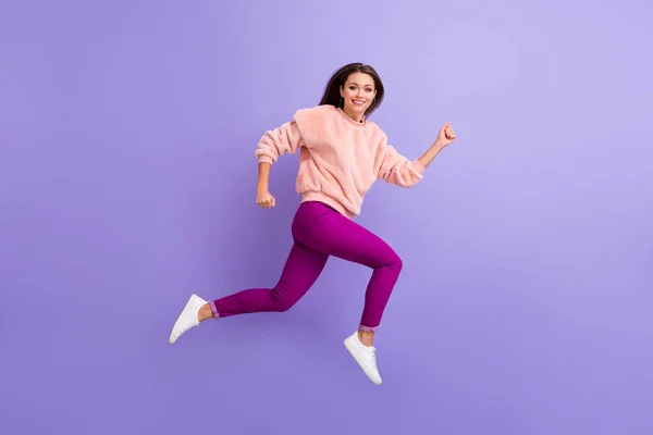 Фотографія профілю досить весела леді, що стрибає з високою швидкістю в торговому центрі чорна п'ятниця ціни одягають випадкові теплі пухнасті штани взуття ізольовані фіолетового кольору фону — стокове фото