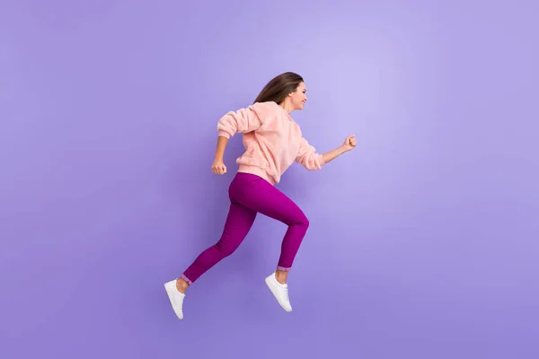 원문 기사보기 활동적 인 여성 이 빠른 쇼핑을 즐기기 위해 빠른 속도로 뛰는 모습이 담긴 사진검은 금요일 아침의 따뜻하고 푹신푹신 한 스웨터 신발을 착용하고 있다. — 스톡 사진