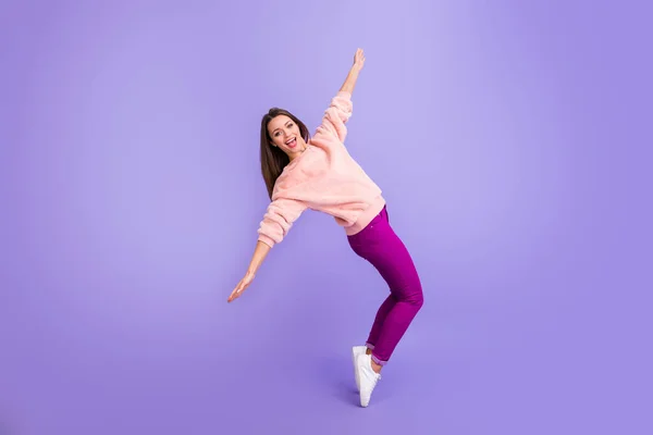 長さプロフィール写真の面白い女性喜び過ごす素敵な自由時間ダンスユースパーティー着用カジュアル毛皮ファジィセーターパンツスニーカー隔離された紫色の背景 — ストック写真