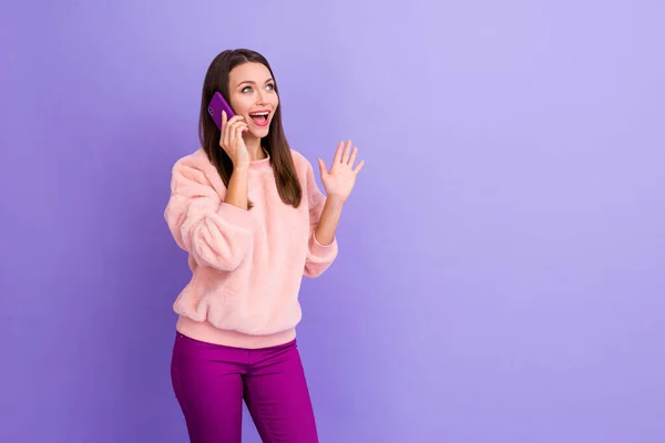 Foto de senhora bonita segurar telefone falando com melhor amigo contar história sobre a compra de novas roupas viciado comprador desgaste casual pele pulôver calças isoladas cor roxa fundo — Fotografia de Stock