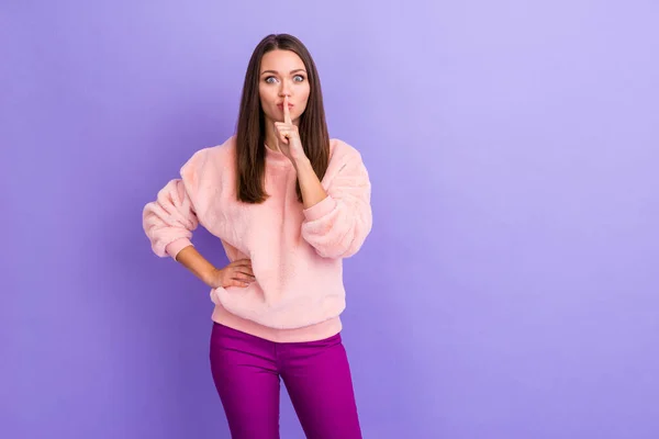 Foto van grappige dame houdt vinger op lippen verbergen geheime informatie lastige persoon dragen casual trendy warm fuzzy pluizig trui broek geïsoleerde paarse kleur achtergrond — Stockfoto