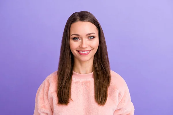 Närbild foto av fantastiska vackra vackra dam toothy strålande leende på kameran gott humör bära casual päls varm tröja isolerad lila färg bakgrund — Stockfoto