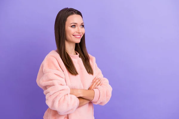 Profiel foto van aantrekkelijke zakenvrouw luisteren collega 's armen gekruist bedrijf bedrijfsseminar vriendelijke glimlach dragen casual warme zachte trui geïsoleerde paarse kleur achtergrond — Stockfoto