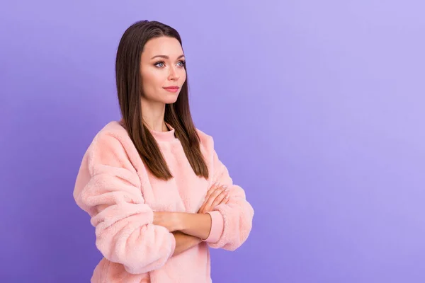 Foto van mooie aantrekkelijke zakenvrouw luisteren collega 's armen gekruist wonen bedrijf corporate seminar gericht slijtage casual warme zachte bont pullover geïsoleerde paarse kleur achtergrond — Stockfoto