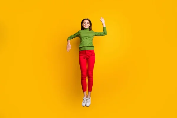 全长图片。滑稽女士跳高显示机器人在迪斯科舞厅派对上的动作穿着休闲时髦的绿色连衣裙红色裤子孤立的黄色背景 — 图库照片