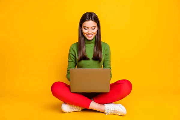 Photo of beautiful lady sitting floor holding notebook lektura online wykład pisząc twórcze prace domowe kompozycja nosić zielony sweter czerwone spodnie odizolowane żółty kolor tło — Zdjęcie stockowe