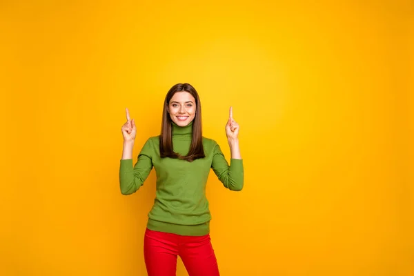 Retrato de positivo cool girl promoter point finger up copyspace demonstrar vendas promocionais desgaste casual estilo roupas isoladas sobre fundo de cor brilhante — Fotografia de Stock