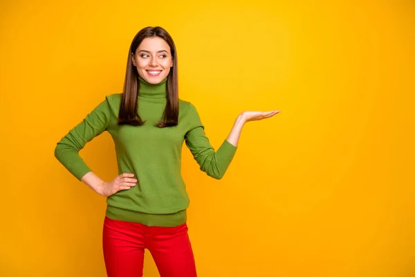 Portret van positieve vrolijke meisje promotor houden hand kijken op advertenties die ze tonen genieten van promo dragen casual stijl kleding geïsoleerd over levendige kleur achtergrond — Stockfoto