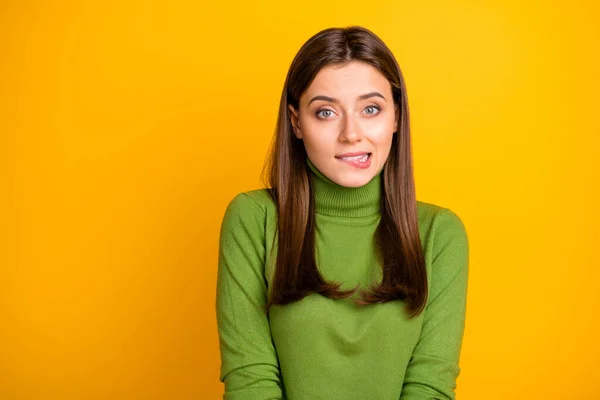 Retrato de menina aterrorizada ouvir informações horríveis sobre seu erro sentir medo mordida dentes lábios usar roupas estilo casual isolado sobre brilho cor fundo — Fotografia de Stock