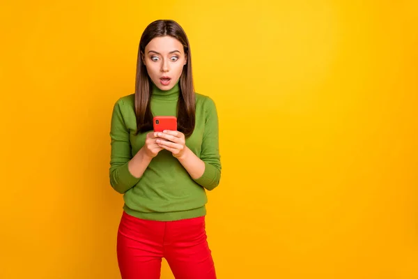 Portret van gek verbaasd meisje gebruik maken van haar smartphone te lezen sociaal netwerk blog posts verblijf stupor schreeuwen ongelooflijk dragen casual stijl kleding geïsoleerd over heldere kleur achtergrond — Stockfoto