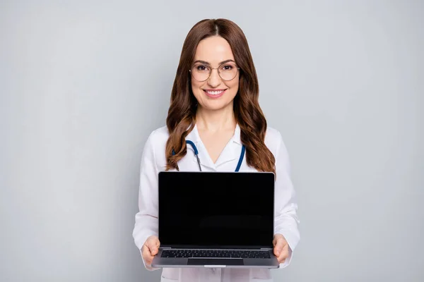 Foto von professionellen Familie doc Dame halten moderne Technologie Notebook Laptop gute Qualität Beratung Online-Beratung tragen Spezifikationen Stethoskop weißer Labormantel isoliert graue Farbe Hintergrund — Stockfoto