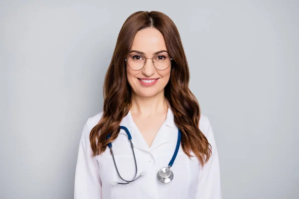 Fénykép a vonzó orvos hölgy betegek konzultáció sugárzó mosolygós megbízható személy virológiai klinika visel specifikációk fehér köpeny sztetoszkóp izolált szürke színű háttér — Stock Fotó
