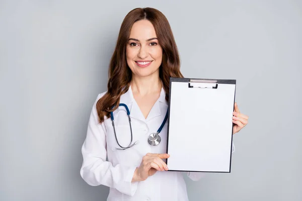 Portrait von ihr sie schöne attraktive fröhliche wellige Doc Phonendoskop Stethoskop zeigt leere Kopierraum Dokument Zeichen isoliert über grauen pastellfarbenen Hintergrund — Stockfoto