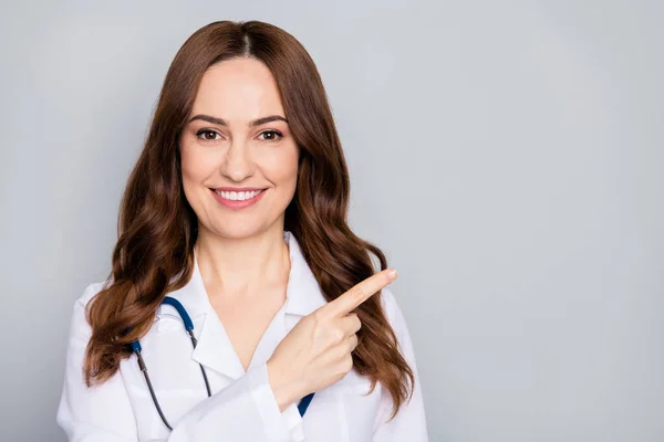 Nahaufnahme Porträt von ihr sie schöne attraktive fröhliche wellige Doc Phonendoskop Stethoskop zeigt Kopierraum Entscheidung isoliert über graue Pastellfarbe Hintergrund — Stockfoto