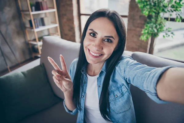 Autorretrato de ella ella agradable atractivo bonito lindo alegre alegre morena chica mostrando v-signo de ocio gasto libre tiempo libre quedarse en casa en loft moderno ladrillo casa industrial apartamento — Foto de Stock