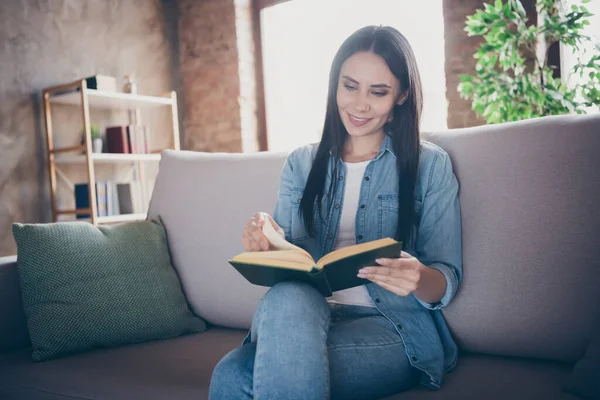 Foto de homey lady leer emocionante novela histórica interesado libro gusano sentado cómodo sofá estancia casa seguridad cuarentena corona virus enfermedad ropa casual sala de estar en el interior — Foto de Stock