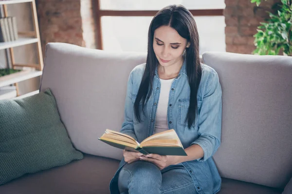 Foto de chica enfocada han corona virus cuarentena auto aislamiento leer interesante cuento libro sit divan en sala de estar moderna en el interior — Foto de Stock