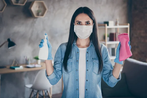 Foto van huishoudster dame thuis blijven quarantaine gebruik anti virus masker aanbrengen spray antiseptische reiniging zeep ruim schoonmaken huis handen dragen handschoenen gezicht beschermend masker woonkamer binnen — Stockfoto