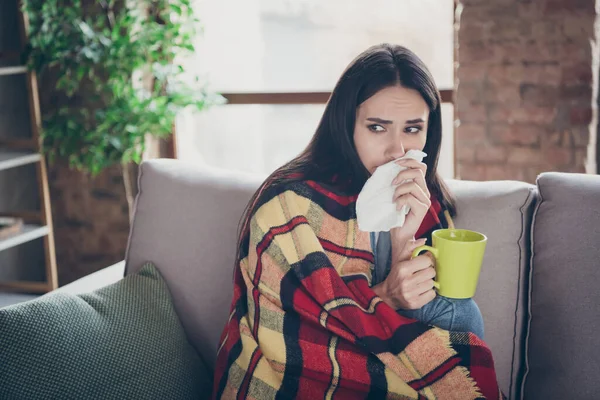 Närbild porträtt av trevlig attraktiv sjuk brunett flicka mår dåligt lider diagnos flue influensa hög feber dricka med botemedel terapi i moderna loft tegel industrihus lägenhet — Stockfoto