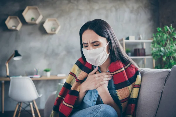 Close-up portret van haar ze mooi aantrekkelijk ziek depressief brunette meisje zitten op divan gevoel slecht griep greep zelf isolatie hoge koorts influenza therapie in moderne loft industrieel huis appartement — Stockfoto