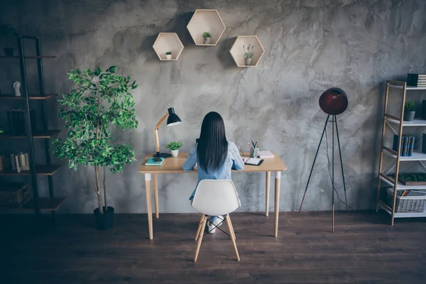 Bakifrån bakom utsikt över henne hon trevlig fokuserade upptagen brunett flicka professionell copywriter designer student studerar fjärr utbildning karriär i moderna loft industrihus lägenhet säker plats — Stockfoto