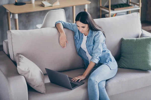 Potret fokus manajer gadis rumah kerja menggunakan laptop membaca kerah ceo start-up laporan menonton pembinaan pelatihan online studi duduk divan di rumah dalam ruangan — Stok Foto