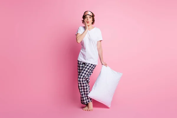 베개 판매 광고에는 수 면 마스크 흰색 티셔츠 체크무늬 파자마 바지, 맨 발에는 핑크 색 배경이 그려져 있다. — 스톡 사진