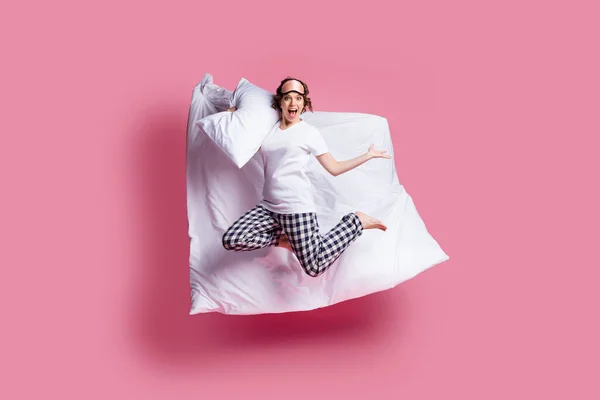 Pieno corpo foto di divertente signora salto alto tenere cuscino coperta volo gioire Sabato mattina indossare dormire maschera bianco t-shirt plaid pigiama pantaloni a piedi nudi isolato colore rosa sfondo — Foto Stock