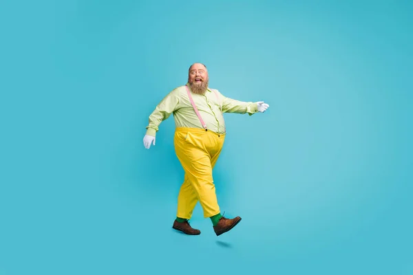 Plná délka tělo velikost pohled na jeho on pěkný legrační funky pozitivní veselý veselý muž chůzi s zábavou izolované přes jasný živý lesk pulzující modrá barva pozadí — Stock fotografie