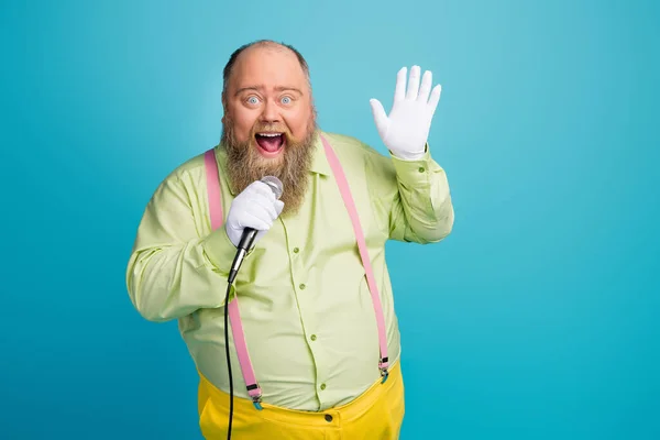 Retrato dele ele agradável engraçado alegre alegre alegre homem barbudo cantando karaoke se divertindo desfrutando isolado sobre brilhante brilho vívido vibrante azul verde cor de fundo — Fotografia de Stock